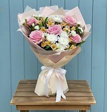 Букет цветов из:  Гвоздики, Орхидеи и Розы в Талах