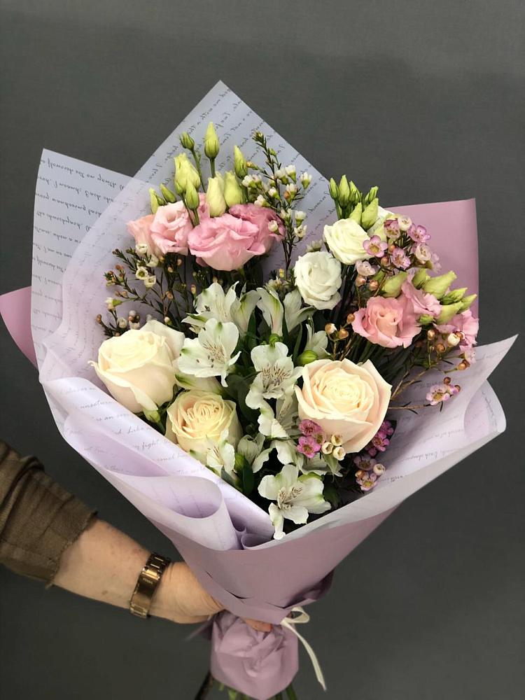 Букет цветов из: Альстромерии, Розы и Лизиантусы в Талах