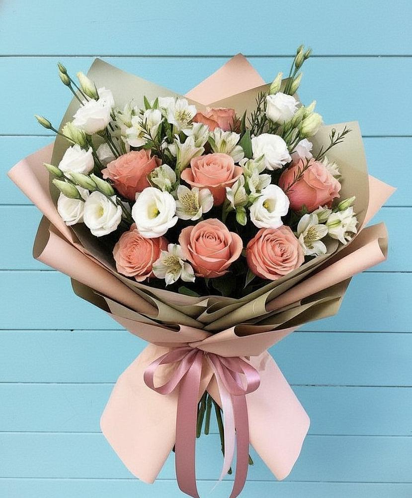 Букет цветов из: Розы, Альстромерии и Лизиантусы в Талах