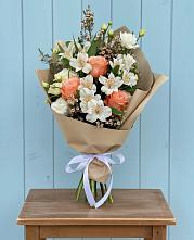 Букет цветов из:  Альстромерии, Лизиантусы, Розы и Хризантемы в Талах