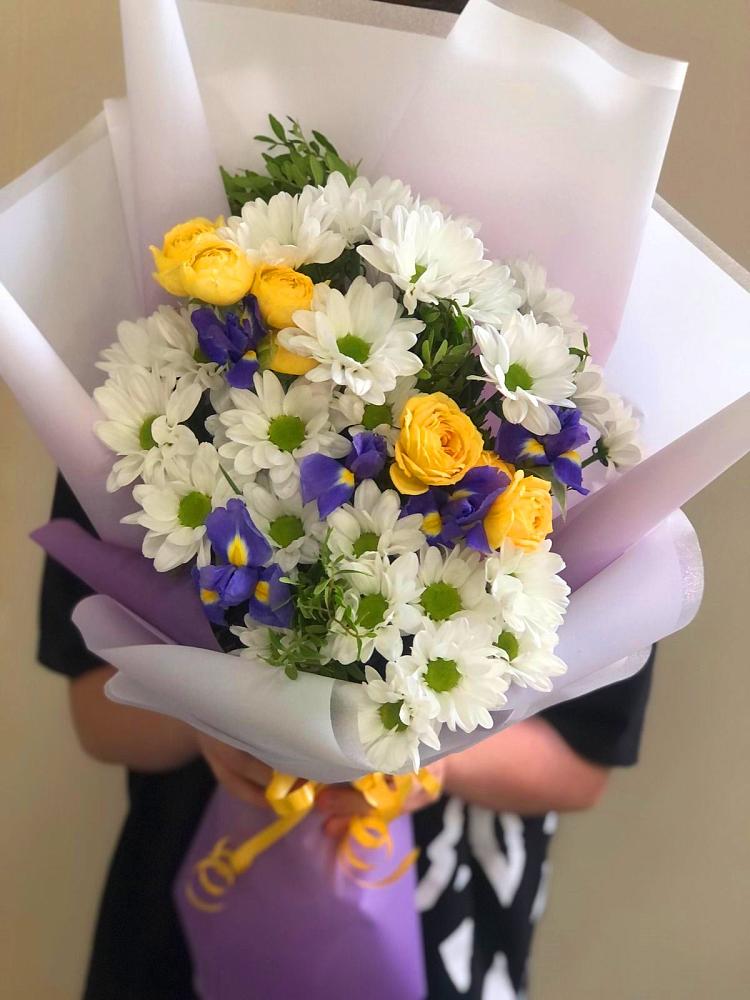 Букет цветов из: Ирисы, Хризантемы и Розы в Талах