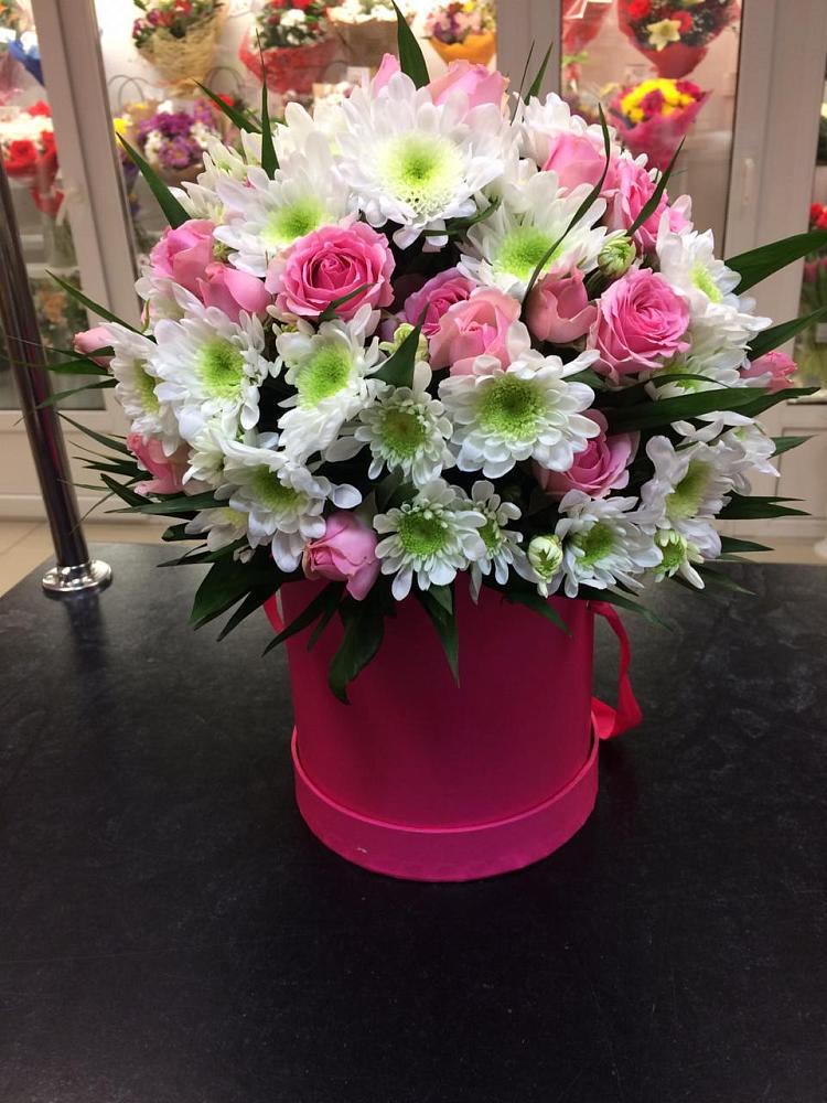 Цветочная композиция из Розы и Хризантемы в шляпной коробке в Талах