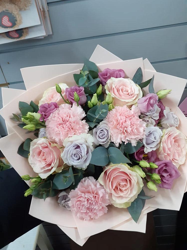 Букет цветов из: Розы, Гвоздики и Лизиантусы в Талах