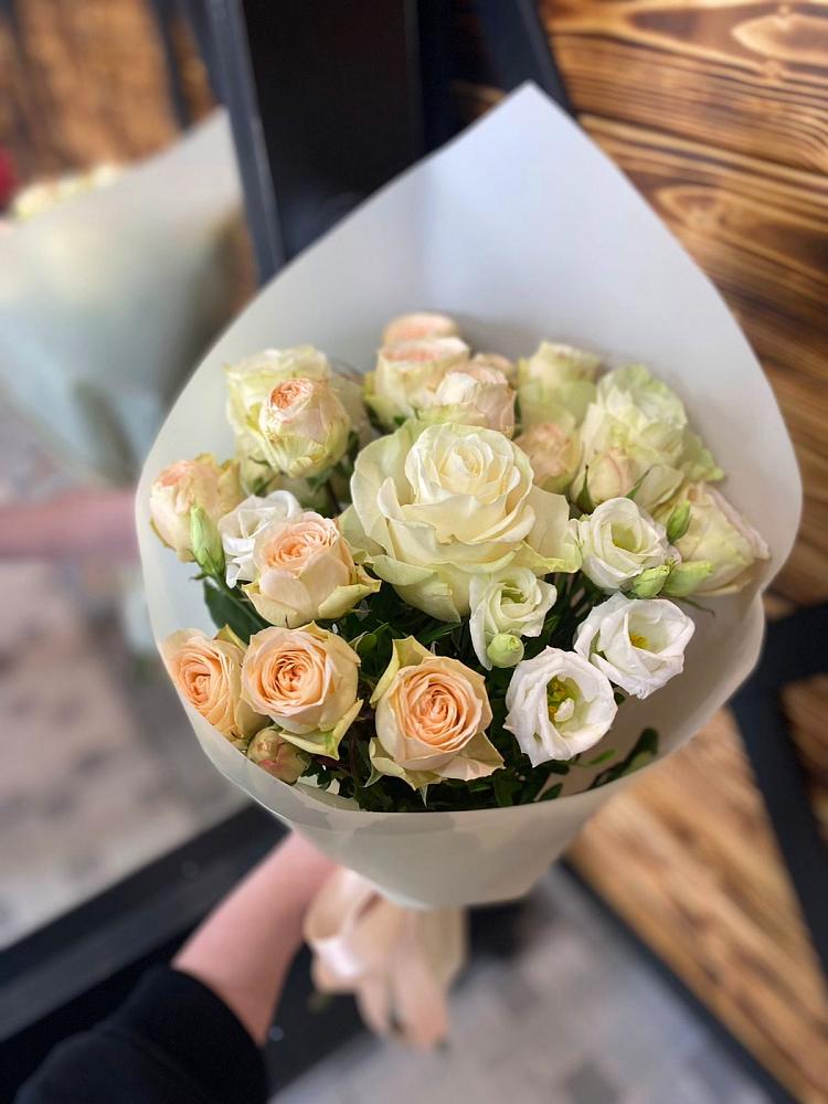 Букет цветов из: Розы и Лизиантусы в Талах